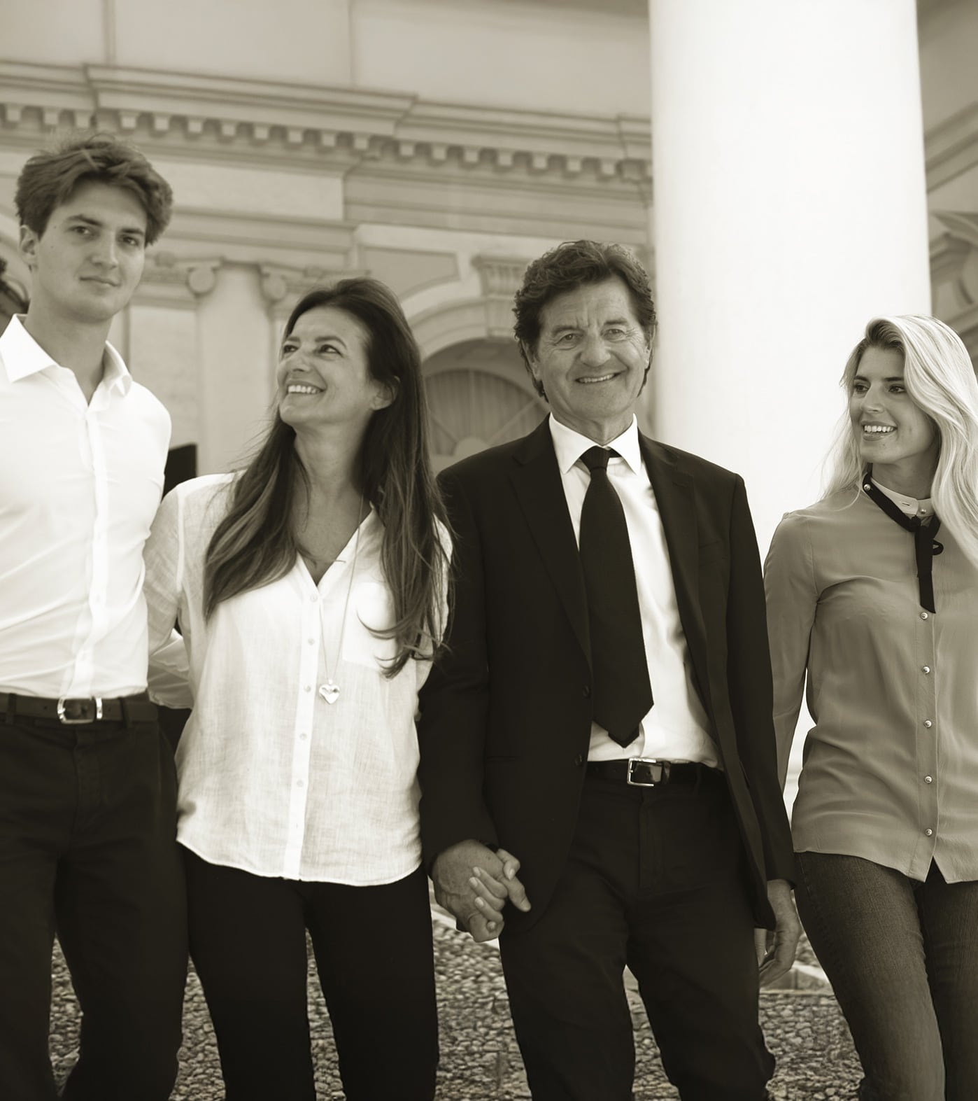 Famiglia polegato con padre madre figlio e figlia